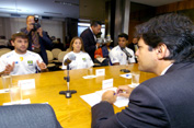 Na reunião entre Haddad e os judocas prevaleceu a meta de usar o esporte nas escolas como exemplo de disciplina e concentração (Foto: Júlio César Paes)