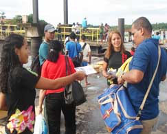 Estudantes orientam turistas sobre preservação ambiental