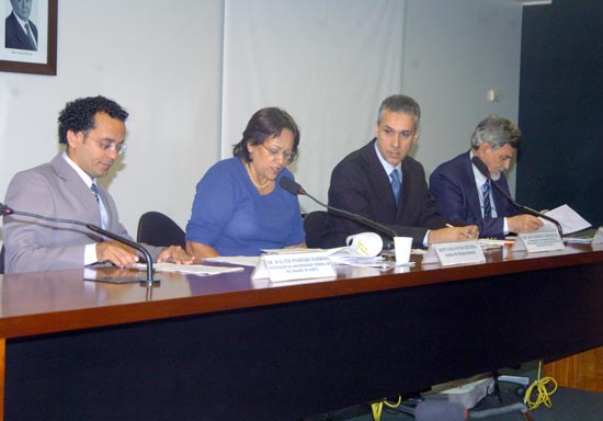 O professor Walter Barbosa, a deputada Fátima Bezerra, José Roberto Júnior e Genuíno Bordignon, durante debate na Comissão de Educação da Câmara. (Foto: Wanderley Pessoa)