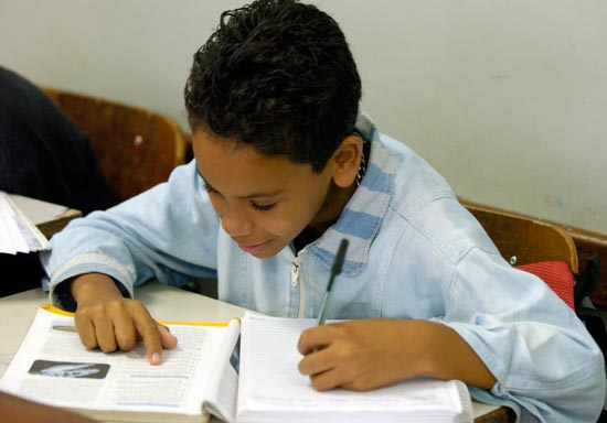 Em 2011, serão atendidos com livros didáticos alunos do sexto ao nono ano do ensino fundamental (Foto: Wanderley Pessoa)