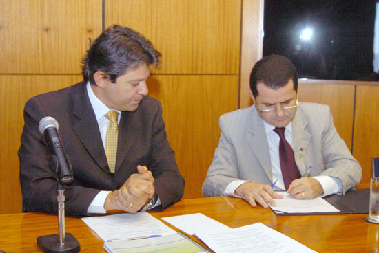 Ao dar posse a Sérgio Costa como reitor do instituto federal de Alagoas, o ministro Fernando Haddad disse ser urgente a mudança no patamar de ensino dos alagoanos (Foto: Wanderley Pessoa)