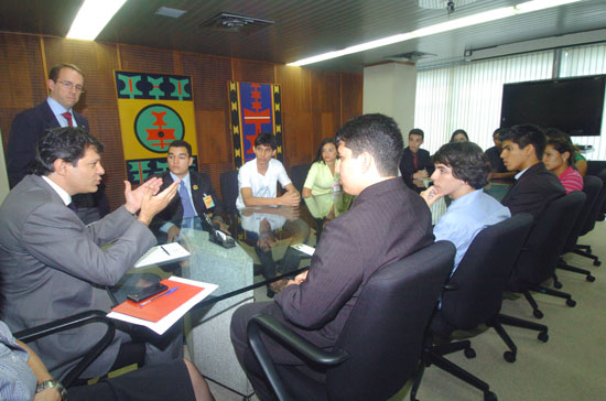 Estudantes do Parlamento Juvenil do Mercosul têm reunião com ministro Haddad. (Foto: Fabiana Carvalho)