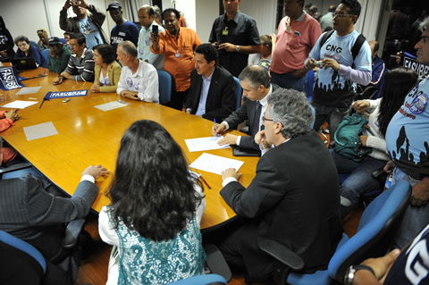 Representantes do governo federal e da Fasubra assinaram o acordo na sexta-feira, 24, em Brasília (foto: Ilkens Souza/MPOG) 