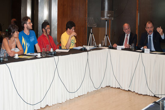 Mercadante e Amaro Lins com representantes de movimentos sociais: de acordo com o ministro, a política de cotas é uma reparação histórica no Brasil e uma conquista fundamental (foto: Danilo Almeida/MEC)