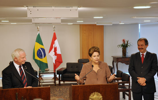 O governador-geral do Canadá, David Johnston, e o ministro da Educação , Aloizio Mercadante, ouvem o anúncio da presidenta Dilma (Foto: Fabiana Carvalho) 