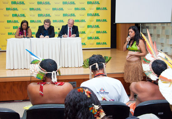 A estudante pataxó Sirlene Lopes fala durante audiência no MEC, diante da presidente do Conselho de Caciques do Sul da Bahia, Maria das Dores, do assessor especial do MEC e ex-presidente da Funai, Márcio Meira, e o Secretário de Educação Superior, Amaro Lins (Foto: Letícia Verdi/MEC)