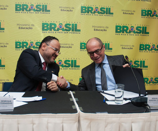 Ao ser reempossado por Paim Fernandes, o reitor Jesualdo Farias (D) destacou a visibilidade que a UFC conquistou nos últimos anos (foto: João Neto/MEC)