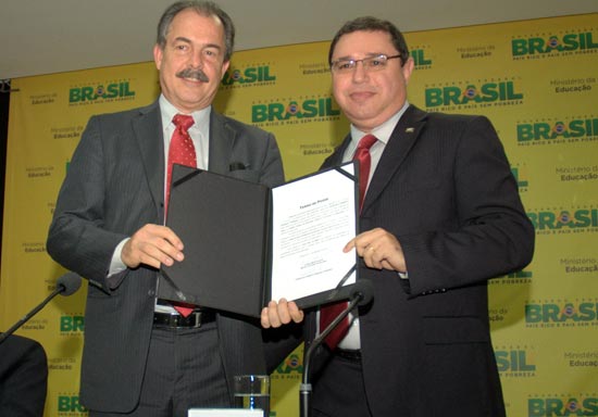 Mercadante empossa Francisco Roberto Brandão, reitor do Instituto Federal do Maranhão (foto: Fabiana Carvalho) 