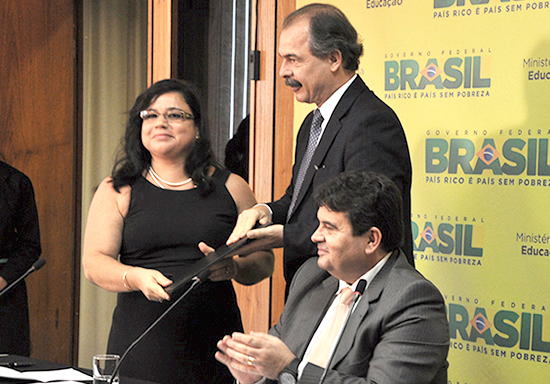 A reitora da UFRR, Gioconda Martinez, recebe do ministro Aloizio Mercadante o termo de posse, ao lado do governador de Roraima, José Anchieta Júnior. (Foto: Fabiana Carvalho)