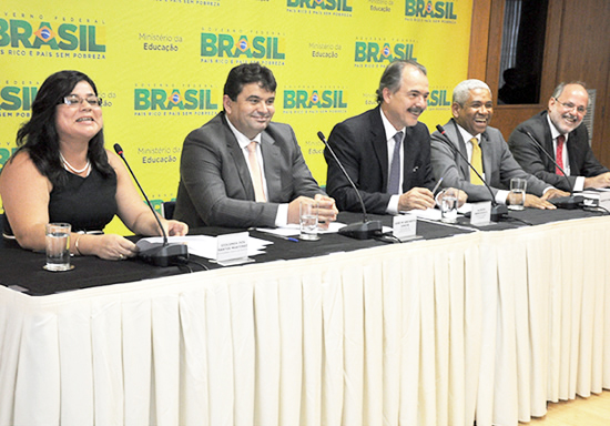 A reitora Gioconda Martinez, o governador de Roraima, José Anchieta Júnior, o ministro Mercadante, o ex-reitor Roberto Ramos e o secretário de Educação Superior do MEC, Amaro Lins (Foto: Fabiana Carvalho) 