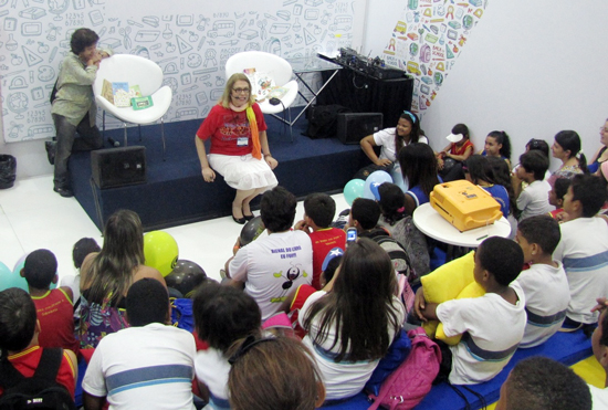 A escritora Benita Prieto conta histórias no estande do FNDE na Bienal (Foto: Arquivo/FNDE) 