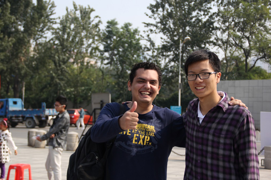 Carlos Erlan (E) com um amigo, em Tianjin: “Espero obter conhecimentos que ajudem no desenvolvimento de projetos para melhorar a vida das pessoas” (foto: arquivo pessoal)