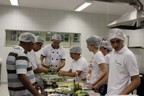 Cursos como o de auxiliar de cozinha são oferecidos em Goiânia a jovens e adultos, que simultaneamente buscam a conclusão do ensino fundamental (foto: www.ifg.edu.br)