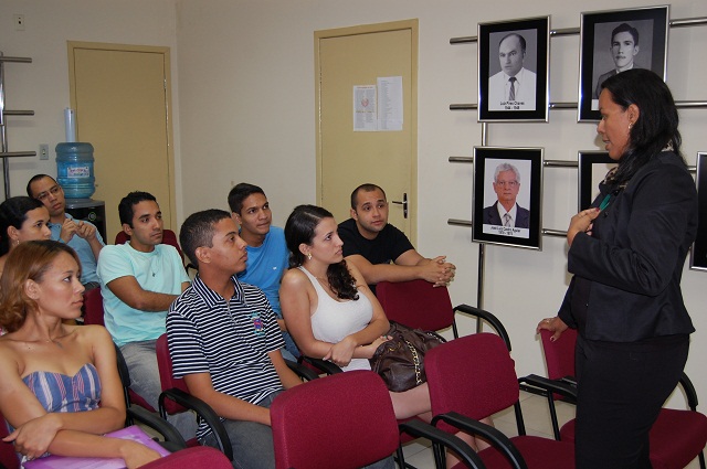 Professora Áurea Santos, com o grupo de estudantes do Instituto Federal do Piauí pioneiro no intercâmbio com Espanha e a Portugal: “A experiência é positiva e melhora a cada ano porque o intercâmbio se aperfeiçoa e amplia” (foto: arquivo do instituto)