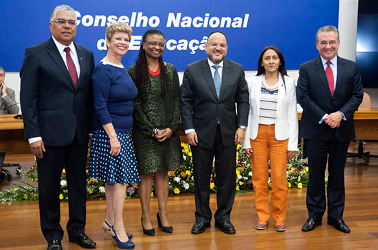 Novo presidente do CNE, Gilberto Garcia (à esquerda), ministro Henrique Paim (centro) e novos conselheiros (Foto: Isabelle Araújo/MEC)