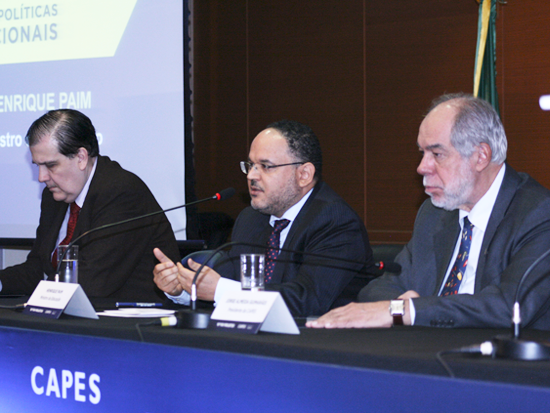 Em sua participação no seminário Inovações em Práticas, Gestão e Políticas Educacionais, o ministro Henrique Paim (C) destacou a construção pelo MEC de um sistema de avaliação e de estatísticas educacionais que permite identificar onde estão os problemas e traçar alternativas para atingir melhorias (foto: Assessoria de Imprensa/Capes)