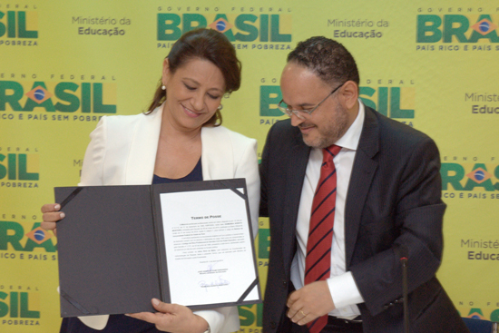 Raimunda Monteiro e o ministro Paim exibem o termo de posse (Foto: Diego Rocha/MEC) 