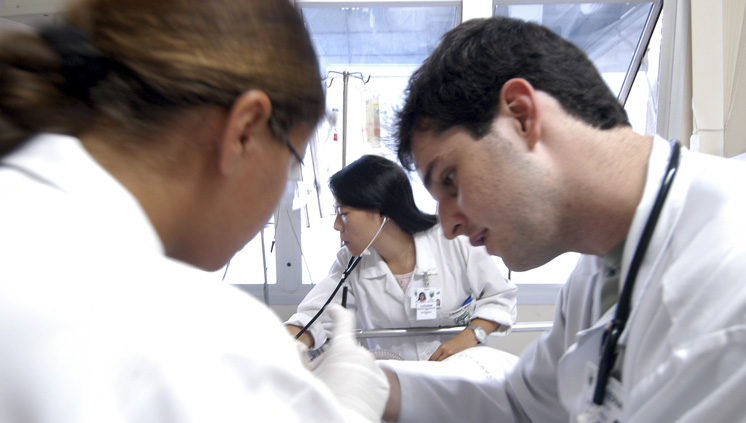 Na segunda etapa do Revalida, os participantes são avaliados quanto às habilidades clínicas em situações reais de atendimento médico (foto: João Bittar/MEC – 2/3/07)