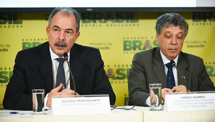 O ministro Mercadante e o presidente do Inep, Chico Soares, apresentam os dados que comprovam a expansão do ensino superior (Foto: Isabelle Araújo/MEC)