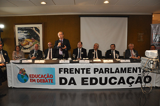 Ao falar aos integrantes da Frente Parlamentar da Educação, o ministro colocou entre as agendas prioritárias do MEC com o Congresso Nacional, este ano, a aprovação do projeto de lei que cria o Insaes e o apoio dos deputados e senadores ao cumprimento das metas do PNE por estados e municípios (foto: Ascom/dep. Alex Canziani)