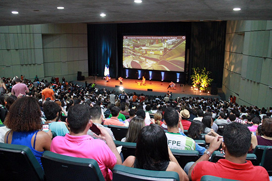 O Teatro Guararapes recebeu a cerimônia de abertura do 3º Fórum Mundial de educação profissional e tecnológica (foto: divulgação/FMPT)