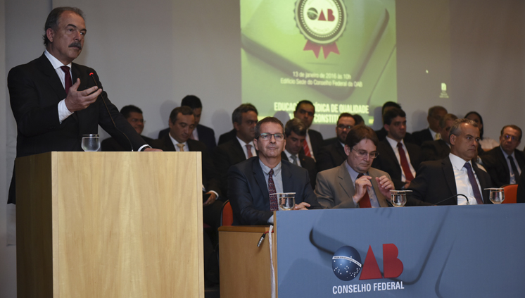 Mercadante acompanhou a entrega do prêmio e disse que ele oferece um critério a mais para o estudante escolher uma faculdade (Foto: João Neto/MEC) 