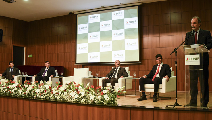 Ao empossar o novo presidente do Conif, Marcelo Bender Machado, Aloizio Mercadante defendeu uma maior integração entre o ensino médio e o ensino técnico e profissionalizante (foto: Mariana Leal/MEC)