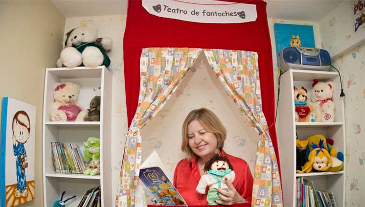 A psicanalista Beatriz Schwab salienta que narração de histórias nas sessões de terapia está entre as prioridades do projeto desenvolvido em Brasília: “O livro passa a ser tudo na vida dessas crianças e adolescentes” (foto: Mariana Leal/MEC) 