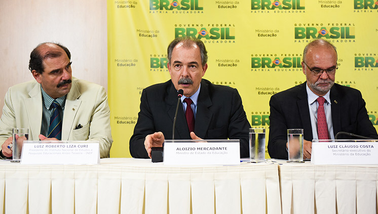 Ao lado do presidente do Inep, Luiz Roberto Curi, e do secretário executivo do MEC, Luiz Cláudio Costa, o ministro Aloizio Mercadante anuncia a nova avaliação para os cursos de medicina (Foto: Isabelle Araújo/MEC)