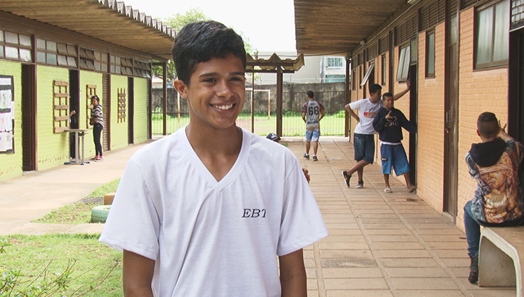 Marcelo Alves, estudante com deficiência auditiva, acredita que a escola bilíngue faz diferença em seu aprendizado (Frame: TV MEC)