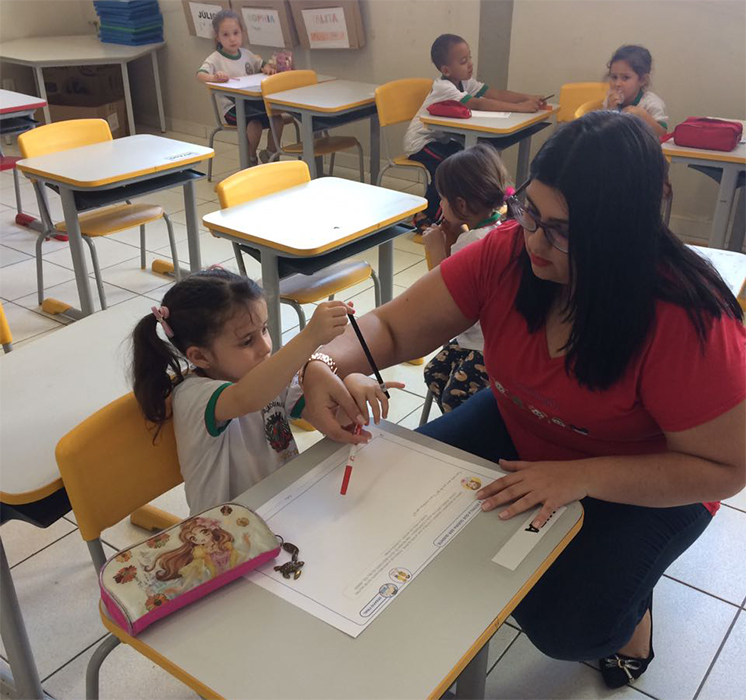 A professora Eloá Cardoso trabalha com educação infantil na rede pública (Foto: Arquivo pessoal) 