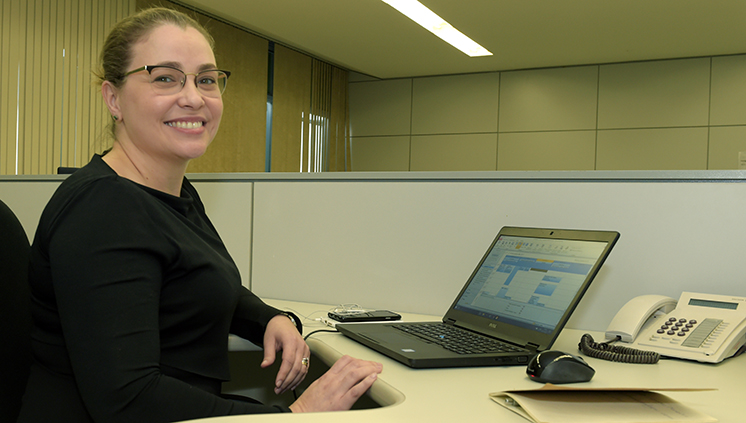 A pedagoga Izabela Murici, trabalhando em empresa privada, mostra que o campo de trabalho de sua profissão é mais amplo do que pode parecer (Foto: Paulo Louredo/MEC) 