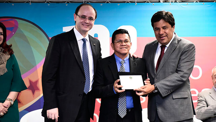 O professor amazonense Valter Pereira de Menezes recebe homenagem do secretário da Educação Básica, Rossieli Soares, e do ministro da Educação Mendonça Filho (foto: Rafael Carvalho/MEC)