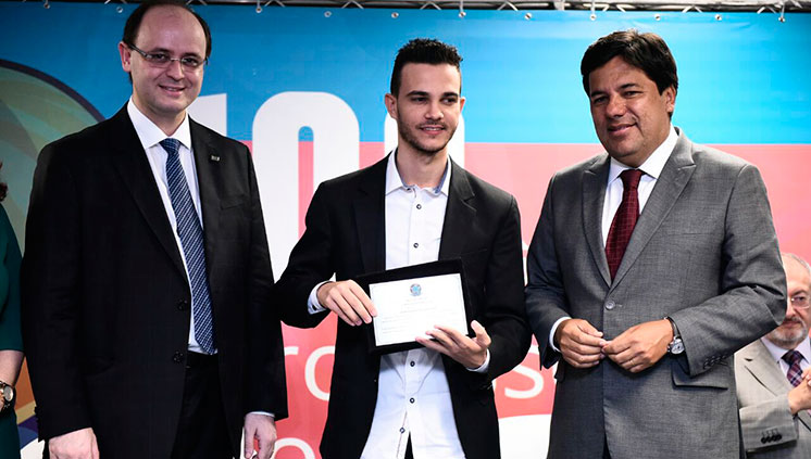 O professor capixaba Wemerson da Silva Nogueira entre o secretário de Educação Básica, Rossieli Soares, e o ministro da Educação, Mendonça Filho (foto Rafael Carvalho/MEC)