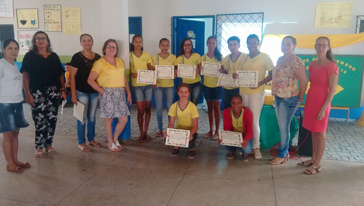 Para estar com seus alunos, a professora Silmar de Araújo, de Teixeirópolis (RO), viaja 60 km diariamente, mas ela já fez muito mais que isso (Foto: Arquivo pessoal) 