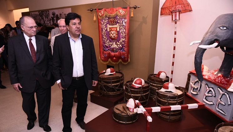 Durante o evento, o ministro Mendonça Filho também visitou a exposição J Borges, aberta no Museu do Homem do Nordeste, pertencente à Fundaj (Foto: Rafael Carvalho/MEC)