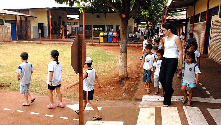 O salário-educação, recolhido de todas as empresas e entidades vinculadas à Previdência Social, é usado para construção de escolas, aquisição de material e outras atividades (Foto: João Bittar/Arquivo MEC) 