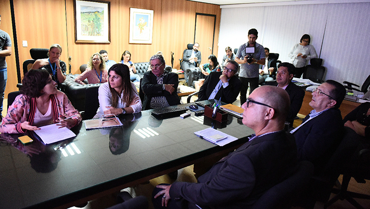 Diretor geral da TV Escola, Fernando Veloso (à direita) apresentou as novidades na programação da TV Escola, Canal do Ministério da Educação (Foto: Luís Fortes/MEC)