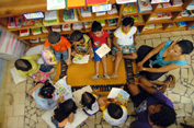 Alunos em momento lúdico na sala de leitura Semente de Idéias da escola estadual Santa Maria. (Foto: João Bittar)