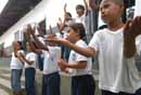 Alunos do coral da escola 1º de maio ensaiam coreografia (João Bittar)