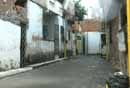 Ao fundo da rua sem saída, fica a escola 1º de maio (Foto: João Bittar)