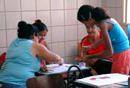 Mães de alunos da escola municipal Monsenhor José Alves Landim em oficina de artesanato (Foto: João Bittar)