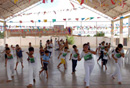 Alunos da escola municipal Monsenhor José Alves Landim participam de aula de capoeira (Foto: João Bittar)