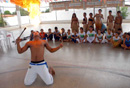 Capoeirista faz apresentação para grupo de estudantes da escola municipal Monsenhor José Alves Landim (Foto: João Bittar)