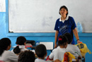 Estudantes do ensino fundamental em aula com a professora Fátima na escola estadual Santos Dumont (Foto: João Bittar)