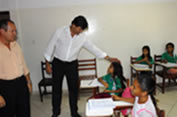 Alunos da escola Osvaldina Ferreira da Silva mostram ao ministro como cuidam de seus cadernos e livros. (Foto: João Bittar)