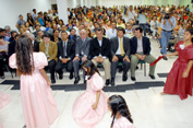 Alunas da escola estadual Isaac Benzecre se apresentam durante lançamento do PDE em Manaus. (Foto: João Bittar)