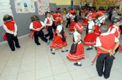 As danças típicas, além de preservar o folclore, mostram aos estudantes a cultura popular da região. (Foto: João Bittar)