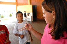 Na Escola Municipal Professora Marignez Maurício de Oliveira, em Itatinga (SP), alunos aguardam a distribuição das escovas de dente após a merenda (Foto: João Bittar)