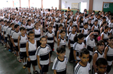 Alunos mineiros cantam Hino Nacional antes de entrar em sala (Foto:João Bittar)